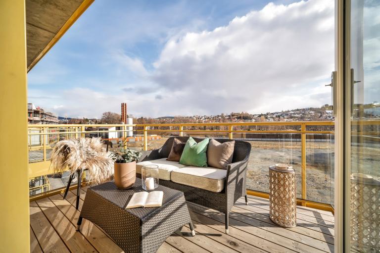 Leksvikgata 2 ligger på enden av feltet. Innenfor 3min gange har man 3 matbutikker og flere restauranter/kaféer. Metrobuss i Jarleveien.